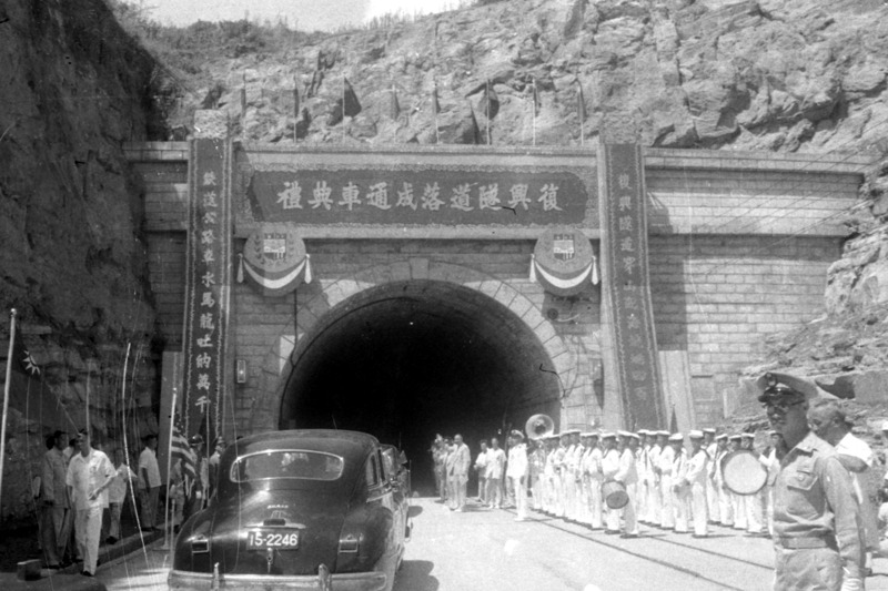 基降外港擴建工程包括復興隧道（圖）、特種貨物碼頭、萬噸穀倉及新建鐵路公路四項工程落成典禮，1956年7月28日在基隆外港隆重舉行。圖／聯合報系資料照片