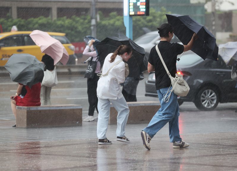 杜蘇芮颱風及其外圍環流影響，易有短延時強降雨，中央氣象局發布豪雨特報和陸上強風特報。記者林澔一／攝影