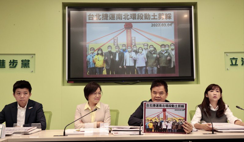 民進黨立法院黨團莊瑞雄（右二）、劉世芳（左二）、台北市議員許淑華（右一）、苗博雅（左一），上午在黨團舉行「罵藍罵綠凸顯柯市長沒能力」記者會。記者黃義書／攝影