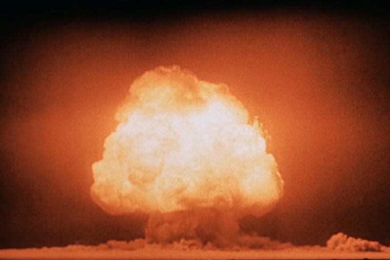 1945年7月16日清晨，在新墨西哥州沙漠舉行的「三位一體」測試，是人類史上第一枚核彈，電影《奧本海默》花了很大篇幅來講述這起試爆，卻未解釋當時試爆原子彈和同年8月6日投在廣島的原子彈，從原料到起爆都是不同設計。圖／美國能源部檔案照