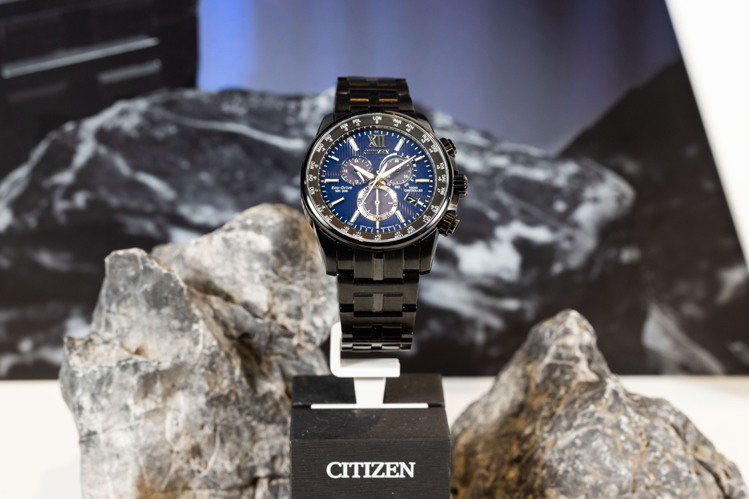 CITIZEN光動能全球電波時計腕表，有著台灣消費者最喜歡的深邃藍計時表盤，加上BIP電鍍黑色表殼與表鍊。圖／CITIZEN提供