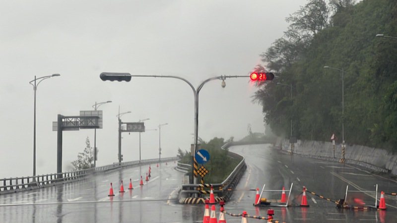 杜蘇芮颱風來襲，台東金崙大橋往高雄方向已封閉，改以三角錐警示改道行駛。記者古和純／攝影