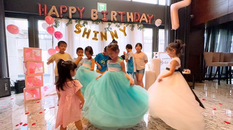 六月女兒過7歲生日，好友們一起慶祝。圖／摘自臉書
