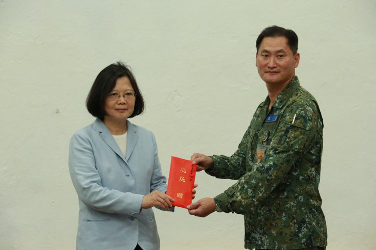 陸軍司令部後勤處少將處長劉暐欣（右）曾任陸軍542旅長。圖/國防部提供