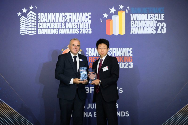 第一銀行數位金融成就卓越，榮獲Asian Banking & Finance雙料大獎，由查爾頓媒體集團執行長查爾頓（左）頒獎，第一銀行副總經理劉培文（右）代表受獎。　第一銀行／提供