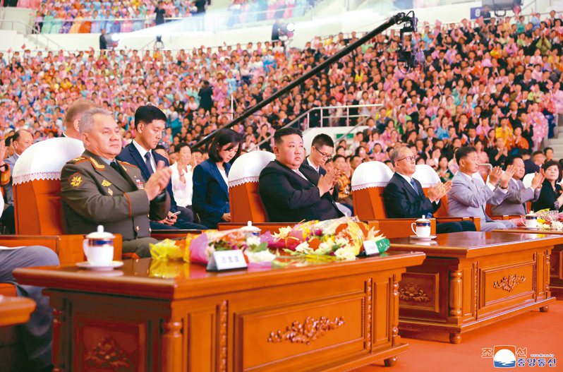 北韓國務委員會委員長金正恩（第一排左二）與中俄代表團一同觀看「戰勝節」七十周年紀念演出。同排左一為俄羅斯國防部長蕭依古，左三為中國全國人大常委會副委員長李鴻忠。（法新社）