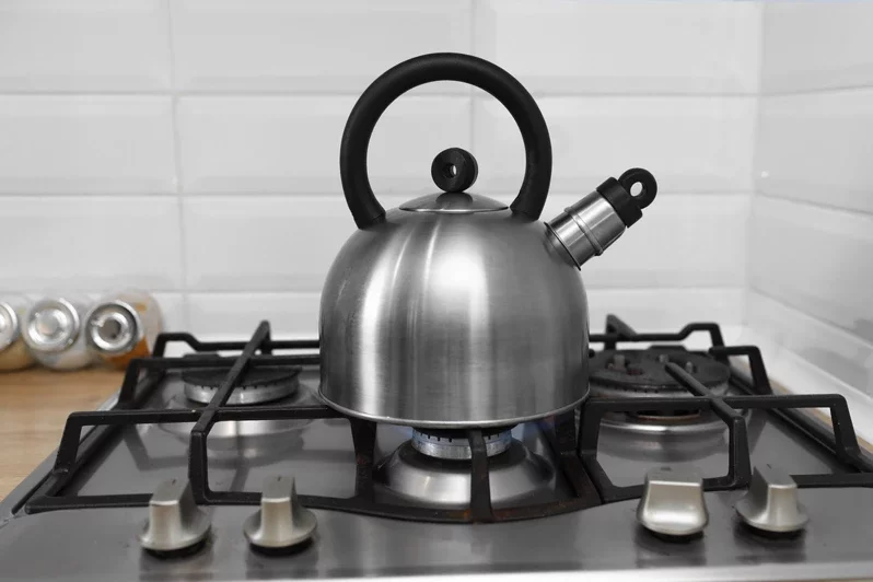 煮開水時，最好選取晚間的自來水，煮沸之後可啟動抽油煙機，並打開茶壺蓋子，以便清除...