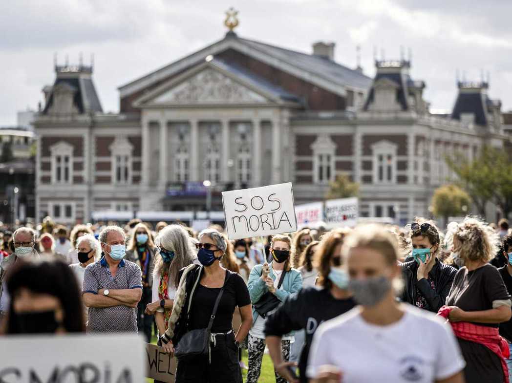 荷蘭同樣受歐洲難民潮困擾，圖為2020年要求荷蘭政府接收難民的示威民眾。 圖／歐...