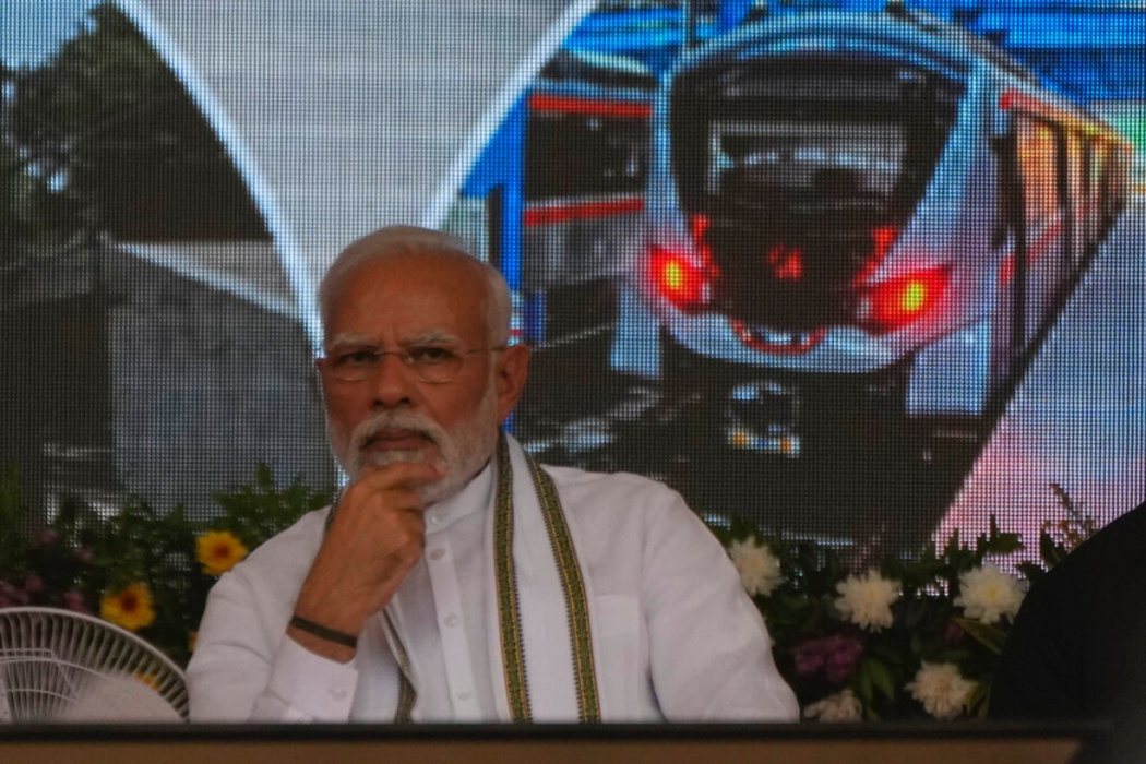 「在關注Vande Bharat列車的通車、新型的子彈列車、和專業部門拼拼湊湊的...