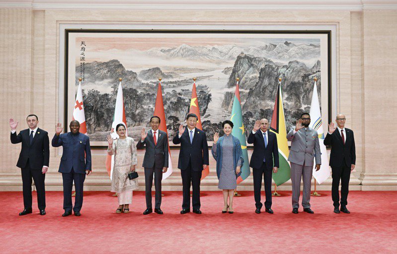 成都世大運習近平與多國領袖出席開幕式。 新華社
