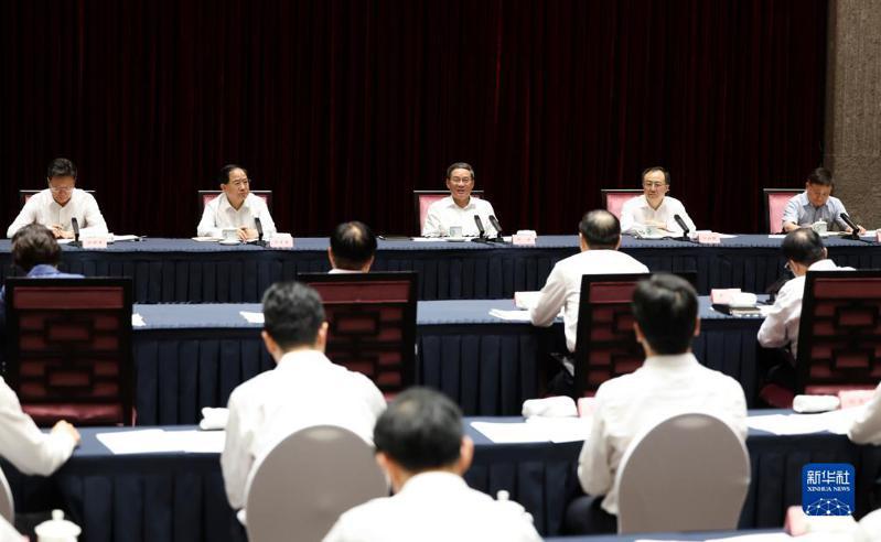 大陸國務院總理李強到上海市調研自貿試驗區建設。圖為昨27日李強主持召開座談會。     新華社