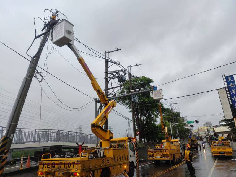 杜蘇芮颱風橫掃台南地區造成4萬多戶停電。圖／台電台南區處提供