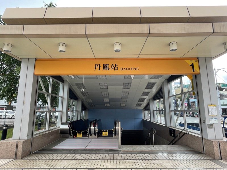 捷運新莊線丹鳳站北側1號出入口增設為雙向電扶梯，將在7月31日正式啟用。圖／新北捷運局提供