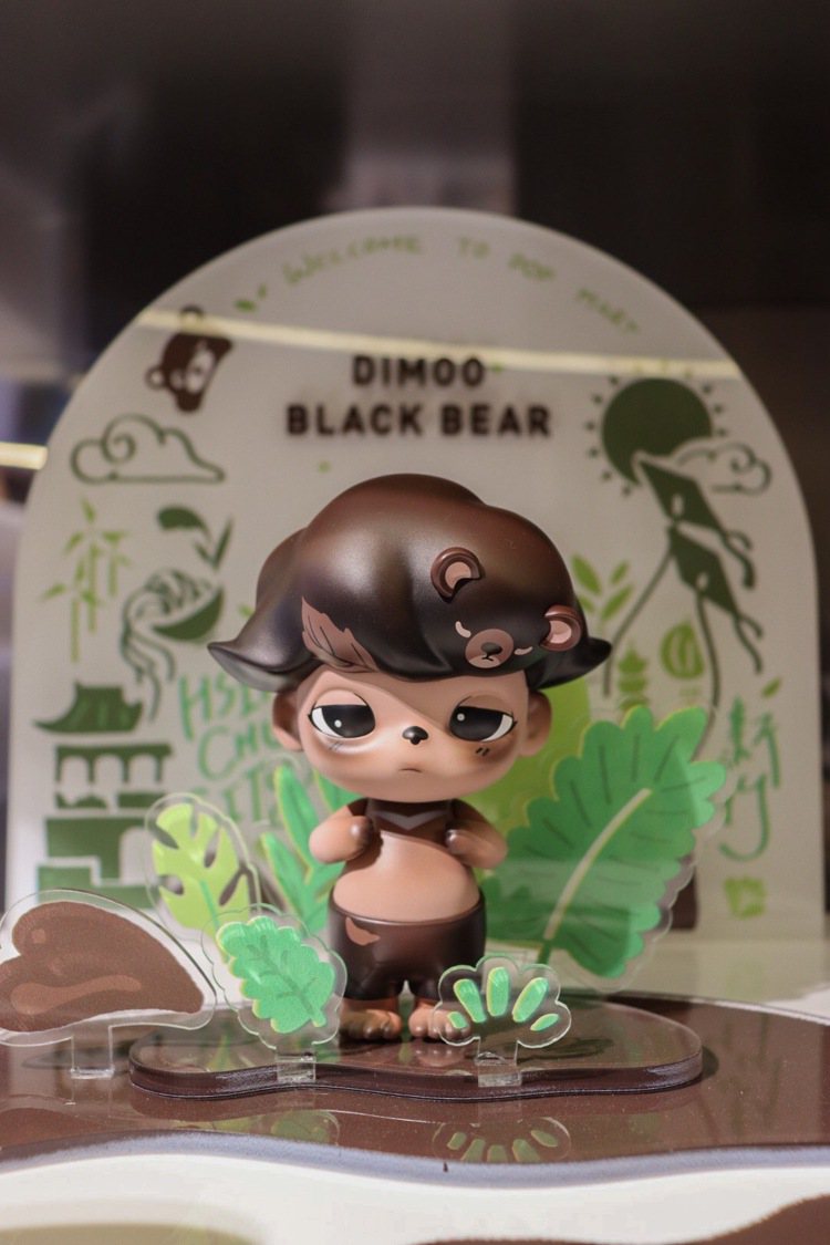 新竹巨城DIMOO主題店於開幕首三日（即日起至7/30）獨家開賣台灣限定「DIMOO黑熊」。圖／POP MART提供