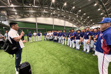 棒球／辜仲諒探視2支中華培訓隊 勉勵珍惜當國手機會