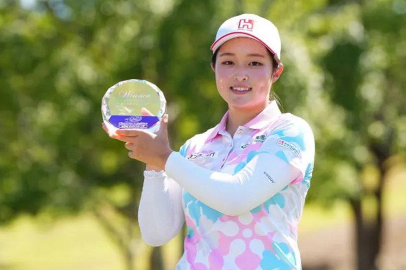 「中國信託女子高爾夫之星」吳佳晏拿下JLPGA次級巡迴賽「嘉實多女子賽」后冠，是她職業生涯中的第10座冠軍。圖／取自JLPGA官方網站
