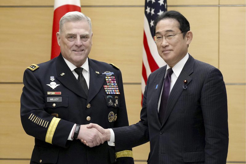 日本首相岸田文雄和訪日的美國參謀首長聯席會議主席密利，14日在東京的首相官邸會晤。美聯社