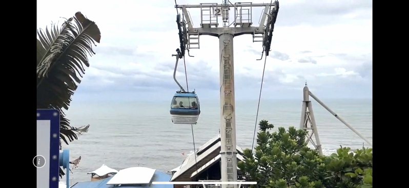花蓮遠雄海洋公園發生高空纜車停止運轉，遊客卡在半空中。圖／民眾提供