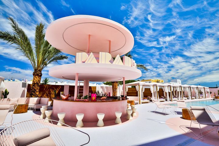 洋溢好萊塢風情的 The Beverly Hills Hotel-Dorchester Collection，是訂房網站推薦的全球粉紅旅宿之一。　圖：Booking.com／提供