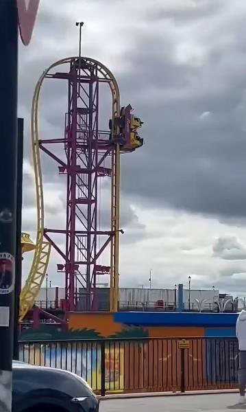 英國一輛雲霄飛車發生故障，8名乘客被吊掛在22公尺半空中。截自臉書