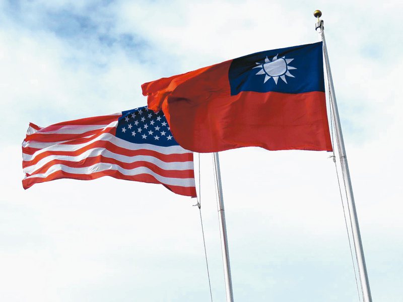 美國國旗和中華民國國旗並列，隨風舞動。美國白宮28日宣布對台軍援3.45億美元（約合新台幣108億）。圖／聯合報系資料照片