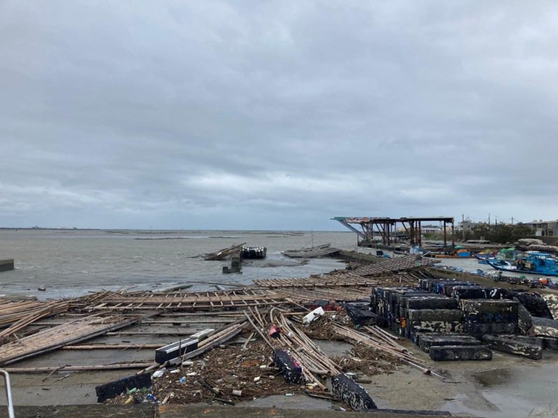 杜蘇芮颱風狂風巨浪橫掃嘉義東石外海蚵棚，縣府初估已造成三成蚵棚災損，下周一出海勘災。圖／張建成提供