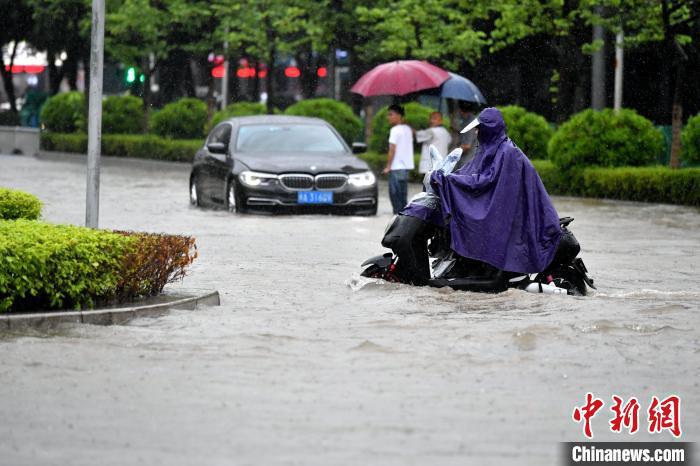 杜蘇芮殘餘環流未來三天將持續北上，為華北地區帶來極端強降雨。圖為杜蘇芮帶來的強降雨，造成福州道路淹水。（取自大陸中央氣象台）