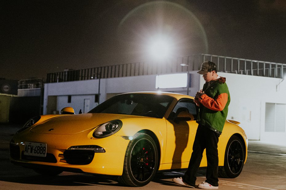 影子計劃新歌「Chasing On You」MV中特別找來一台豪華的黃色保時捷911車款。圖／莫非音創提供