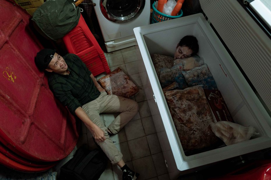施名帥(右)在「地獄里長」中遭棄屍在食物冷凍櫃裡。圖／風起娛樂提供