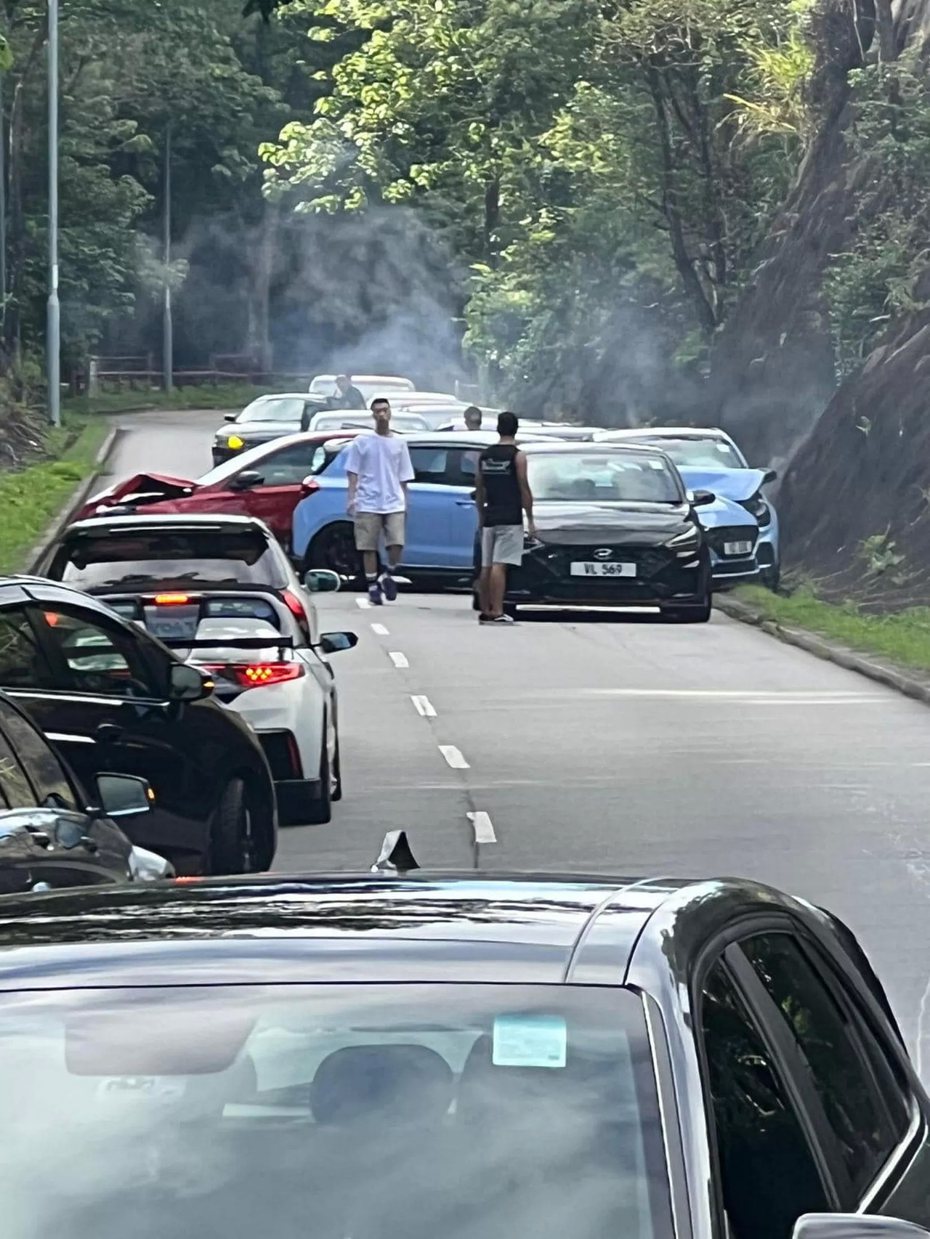 香港一群同樣開著Hyundai i30 N的車主們在車聚出遊時，因為與另一台車發生超車事故而引發連環碰撞，這起i30 N連環相撞事故造成至少6人受傷。 摘自Carscoops.com