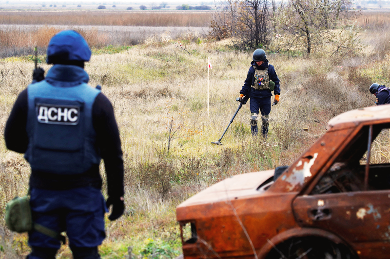 烏克蘭掃雷人員去年11月在赫松地區探測地雷和未爆彈。路透