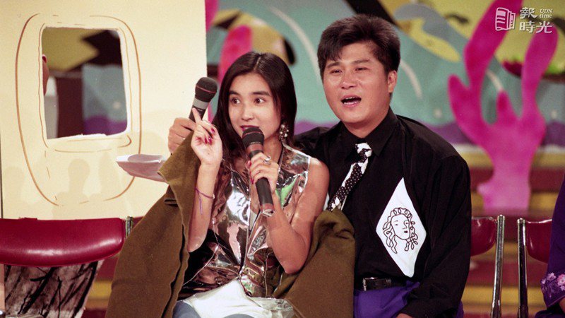 由胡瓜(圖右)主持的中華電視公司《金曲龍虎榜》節目，邀請到日本青春女歌星千葉美加(圖左)參加〈廣告現場〉單元，與久違的台灣歌迷見面。圖／聯合報系資料照（1992/07/10 郭肇舫攝影）