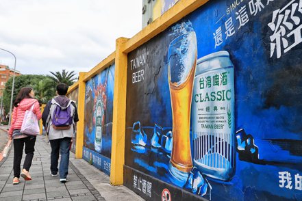 台灣加入WTO後開放酒類進口，進口酒攻城，導致國產酒市占比逐年下滑，近十年更是一口氣減少近20個百分點。記者林伯東／攝影