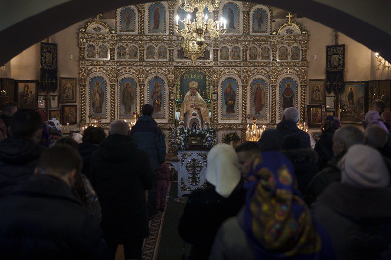 为了与俄罗斯东正教会脱钩，乌克兰于今天通过法案，将法定的耶诞节假日日期从承袭自俄罗斯东正教会的1月7日改为12月25日。图为去年12月25日的弥撒活动。 美联社(photo:UDN)