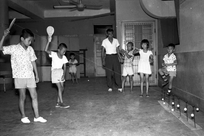 1960年7月31日，街頭巷尾開始流行「板飛球」，發明這項運動的邱瑞忠在新公園表演拍擊方法。圖／聯合報系資料照片