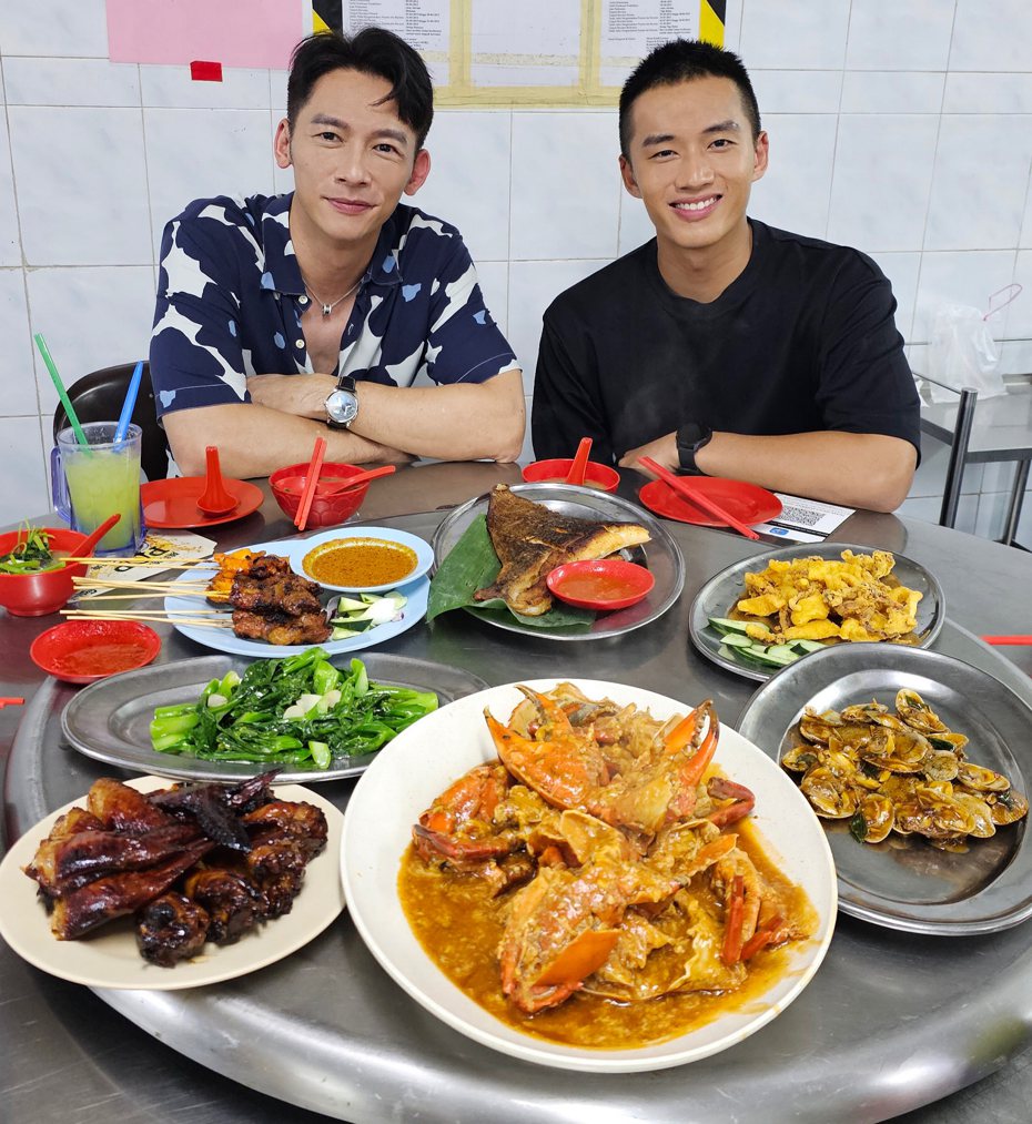 陳澤耀（右）做東道主，帶温昇豪（左）品嚐馬來西亞美食。圖／新世紀南向開發提供
