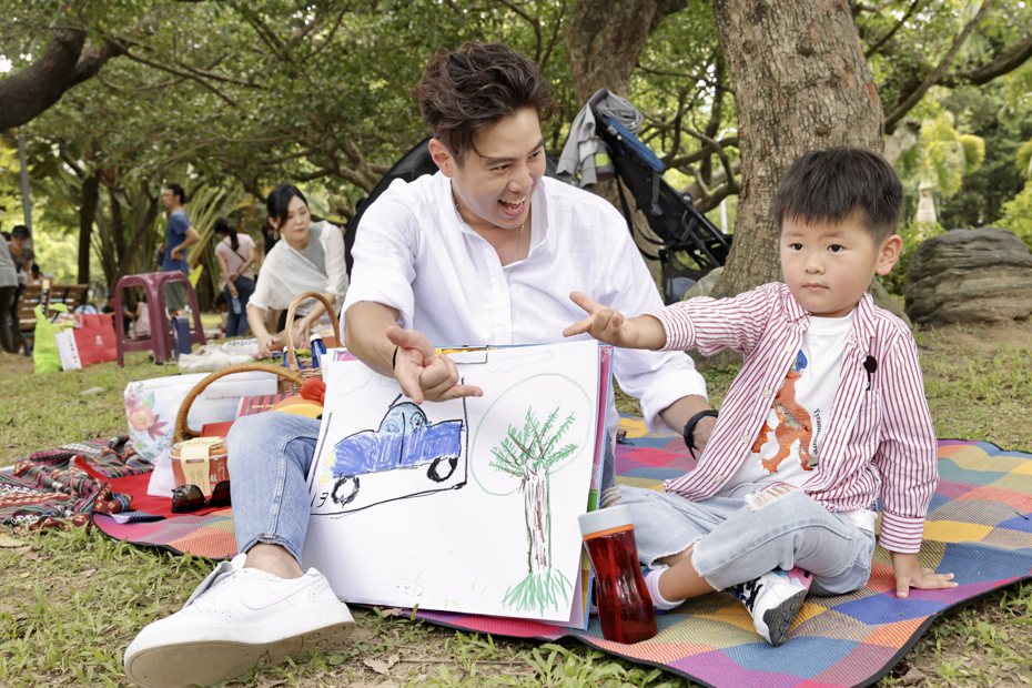 吳東諺（左）與小孩一起出席父親節活動。記者李政龍/攝影