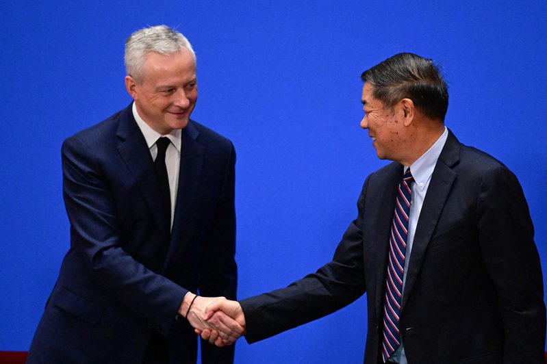 法國財長勒麥爾（左）29日在北京會見中國大陸國務院副總理何立峰（右）。法新社