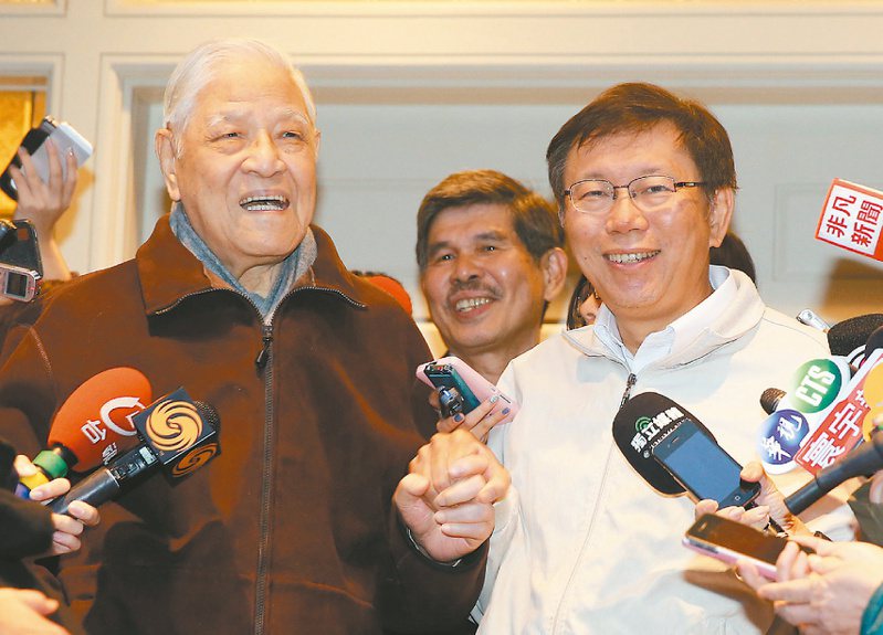 前總統李登輝（左）表態相挺時任台北市長柯文哲（右）。圖為柯文哲2014年當選市長時拜會李登輝。本報資料照片