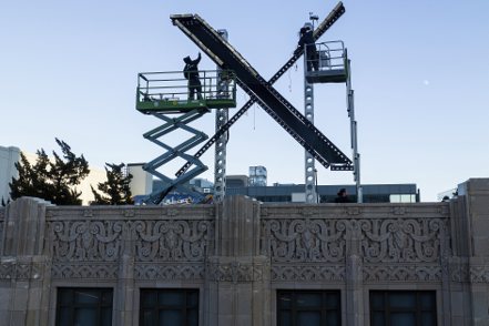 X公司28日在其總部大樓屋頂放置「X」新標誌，舊金山市政府同日對此展開調查。美聯社