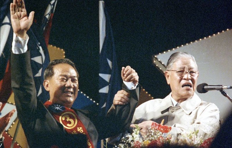 1994年省長民選，李登輝（右）幫宋楚瑜抬轎。 圖／聯合報系資料照片