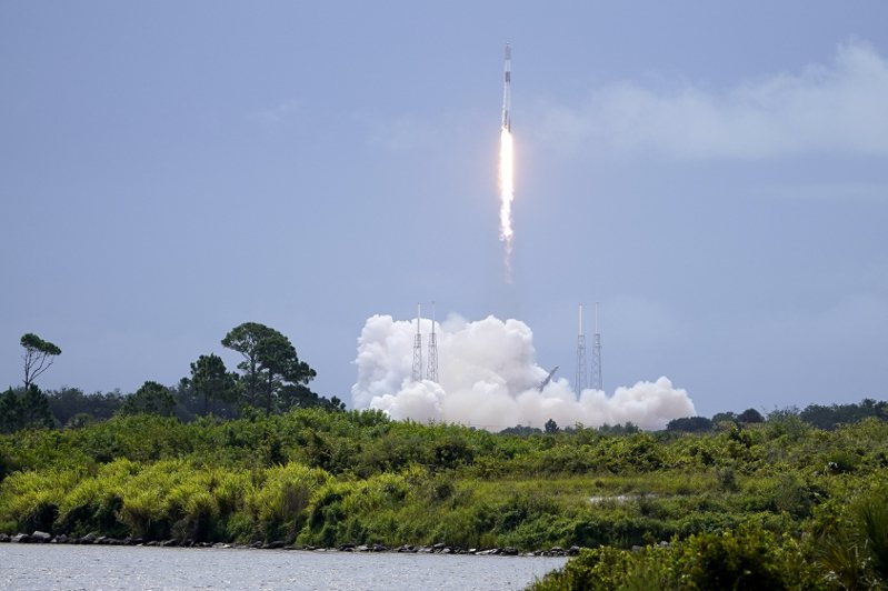一架SpaceX獵鷹九號火箭十七日搭載星鏈衛星，從佛州的美國太空軍基地發射升空。（美聯社）