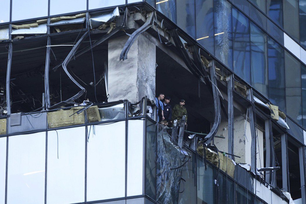 無人機爆炸後的大樓外觀。 圖／美聯社