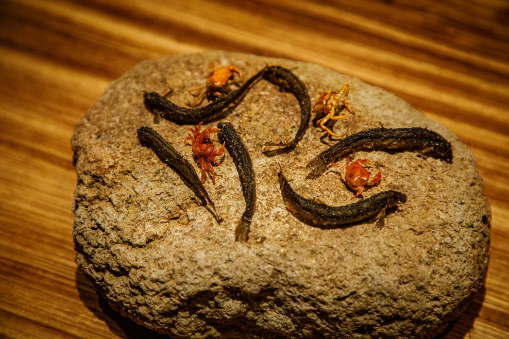 糸井章太以菜色「泥鰍與河蟹」展現小松當地海味。照片提供／內木洋一