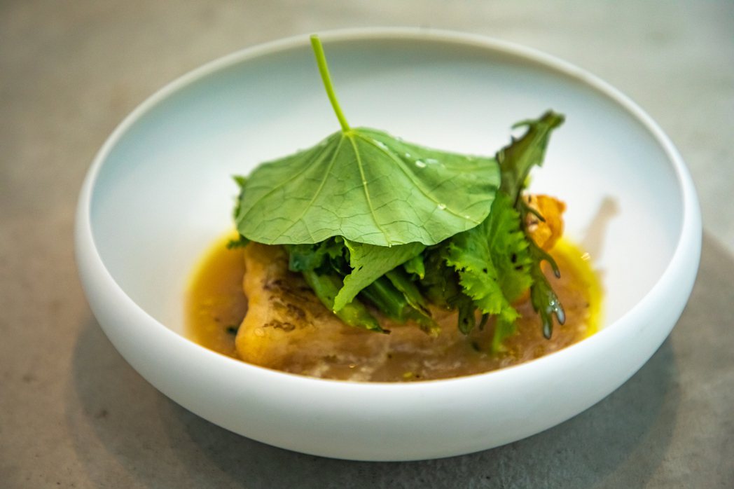 稗田良平運用豆腐皮、空心菜等製作這道菜色，並淋上山豬肉高湯。照片提供／內木洋一