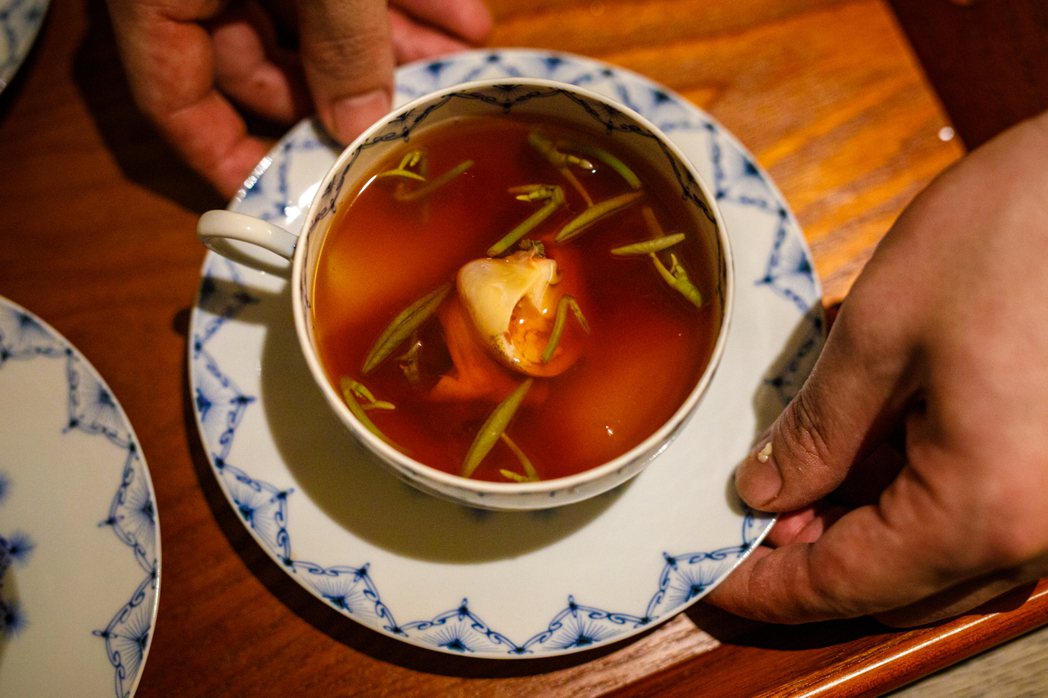 稗田良平端出的湯品以迪化街裡的乾貨為靈感，味道清爽多層次。照片提供／內木洋一