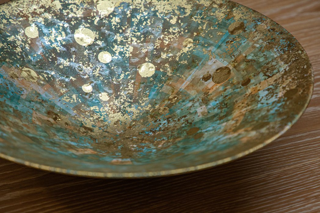 鑲嵌於作品之上的金箔釉彩，是「九谷燒錦山窯」的特色之一。照片提供／內木洋一