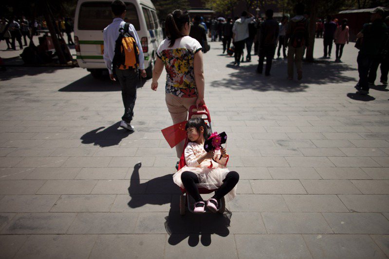 過去嬰兒在中國要取得出生證明，必須列出父母雙方的身分證，導致許多未婚媽媽無法取得相關證明。美聯社