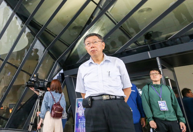 台北市前市長柯文哲因台北流行音樂中心的1.9億工程款事件惹議，還引來藍綠圍剿。圖／聯合報系資料照