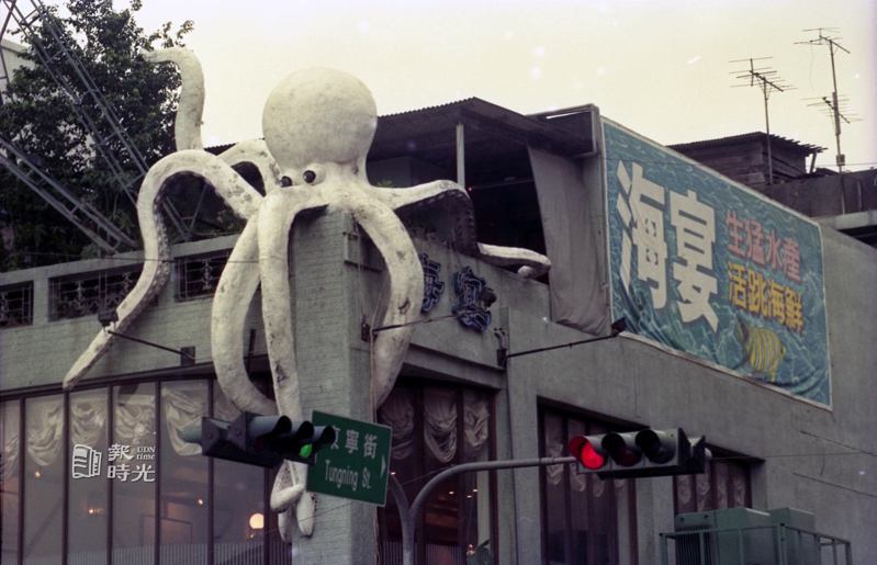 臺北市實施招牌美化計畫，將拆除違規廣告物，圖為招牌。聯合報系資料照（1993/3/19  林秀明攝影）